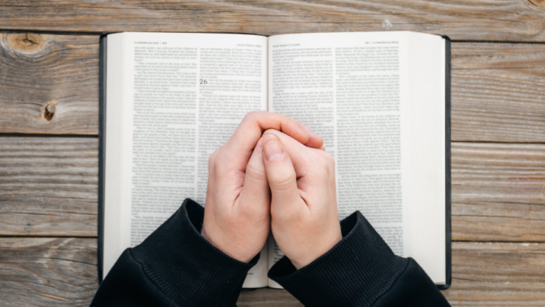 Ryan Walters ordonă predarea Bibliei în școlile publice din Oklahoma