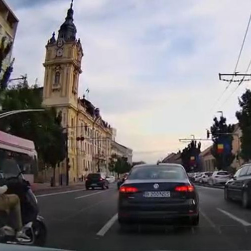 Scene periculoasă în trafic: un scuter de livrări ignoră regulile de circulație