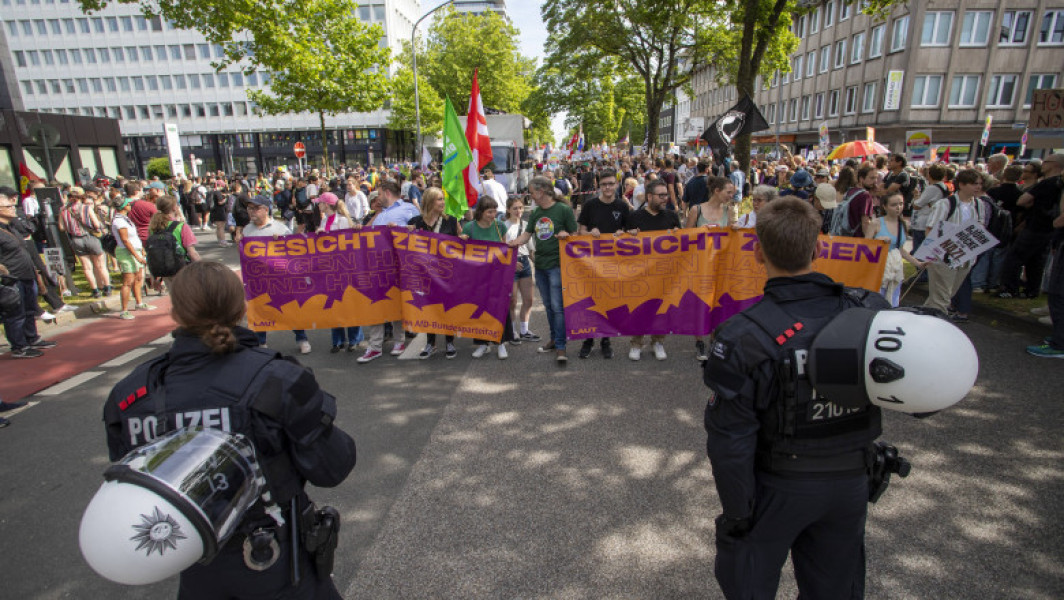 Doi polițiști, răniți grav într-un protest împotriva congresului AfD