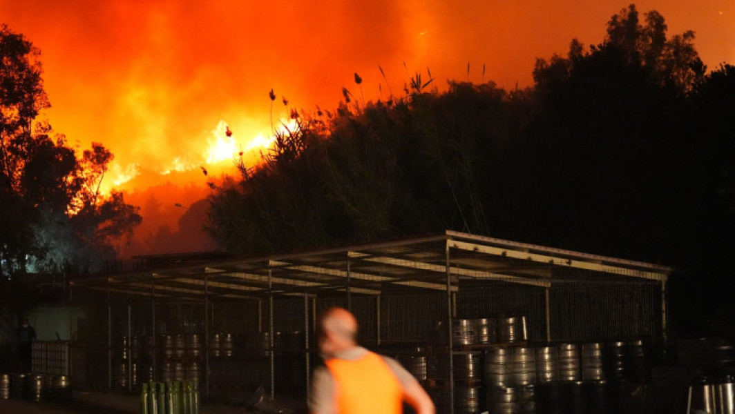 Incendii devastatoare în Turcia și Grecia: turiștii sunt evacuați