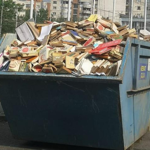 Container de cărți aruncate la școala Anghel Saligny din Cluj-Napoca