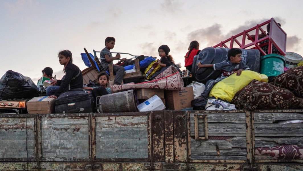 Sute de palestinieni fug în urma evacuării ordonate de armata israeliană în Khan Younis, Fâșia Gaza