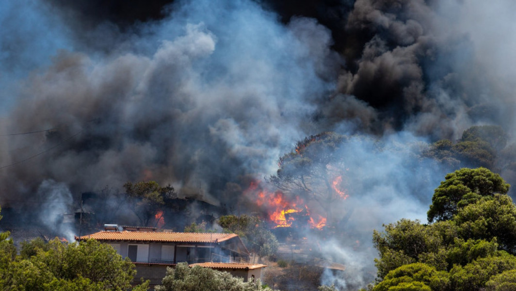 Incendiu de vegetație pe insula Kos: Pompierii luptă cu flăcările pentru a doua zi consecutiv