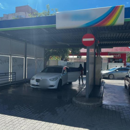 Șoferii din Cluj, nemulțumiți de serviciile de spălare auto la un lanț de benzinării